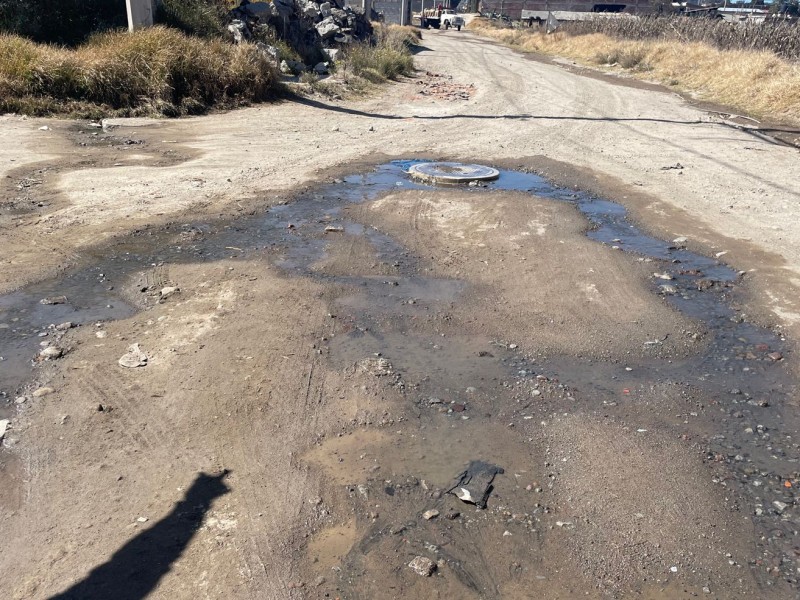 Calle Cuauhtémoc en Metepec enfrenta rio de aguas negras