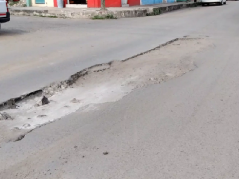 Calle Dr. Martínez, entre baches y obras inconclusas