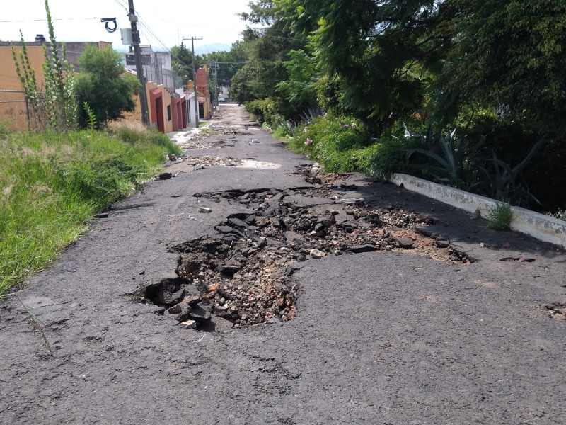 Calle Evaristo Cabrera intransitable, destrozada por los grandes baches