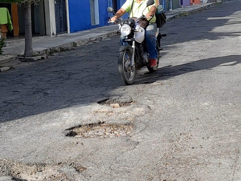 Calle Filomeno Medina en pésimas condiciones de baches