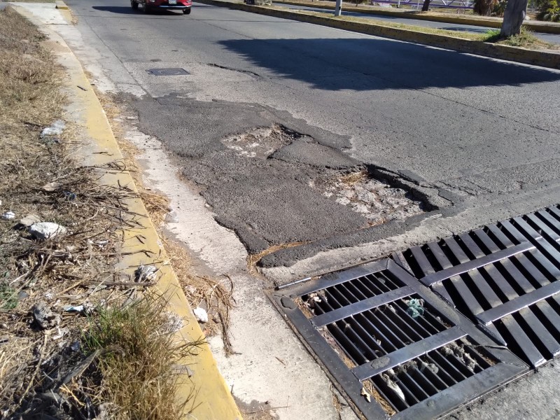 Calle prolongación Estadios llena de baches