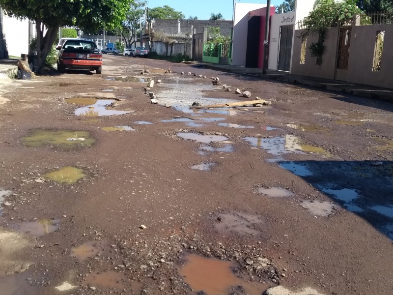 Calle Río Lerma intransitable por baches