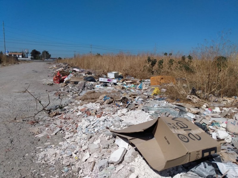 Calle Rubén Darío usada como basurero cerca del libramiento