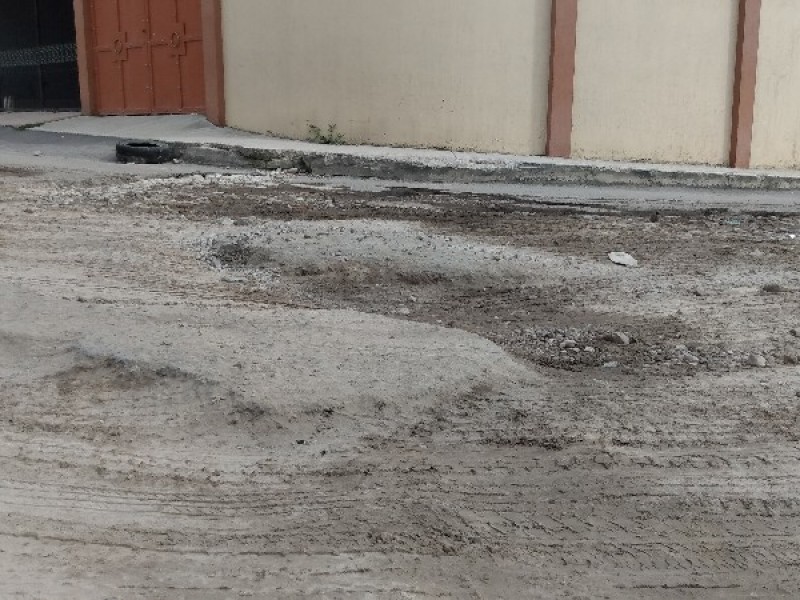 Calle Saturno, nuevamente destrozada por camiones de carga