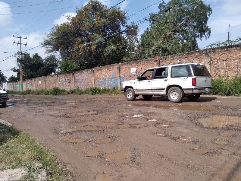 Calle sin pavimentar afecta a vecinos en la Benito Juárez