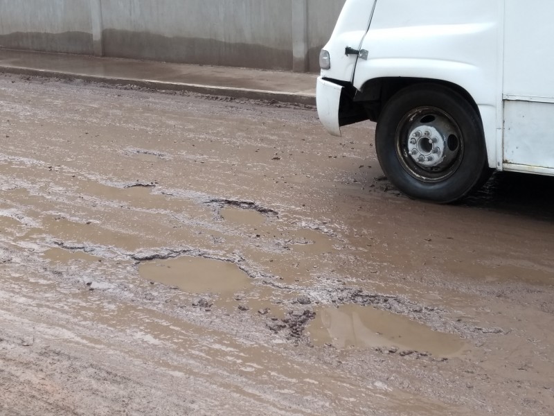 Calle sol llena de baches