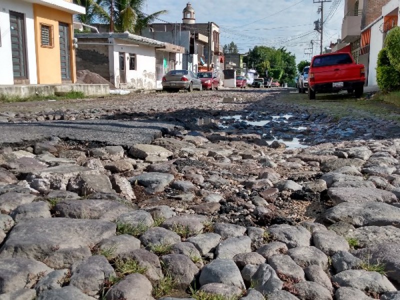 Calle Tuxpan quedó destrozada por el paso del transporte púbico