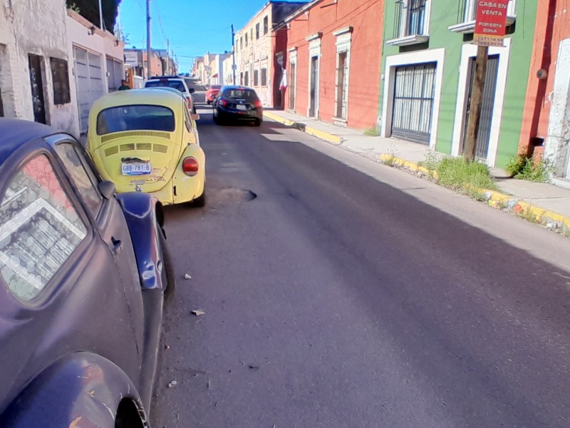 Calle urrea la pavimentaron hace meses y ya tiene baches