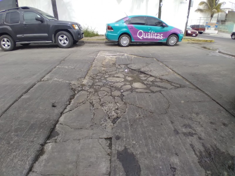 Calle Valparaíso sufre de baches por colapso del drenaje