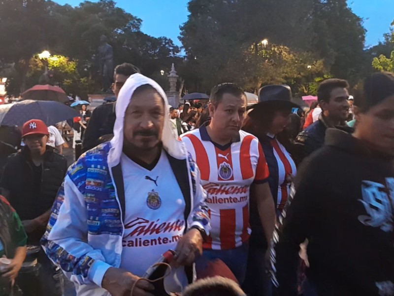 Callejoneada futbolera une aficiones