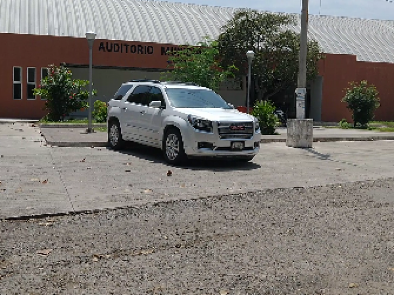 Calles aledañas al Auditorio Municipal llenas de baches