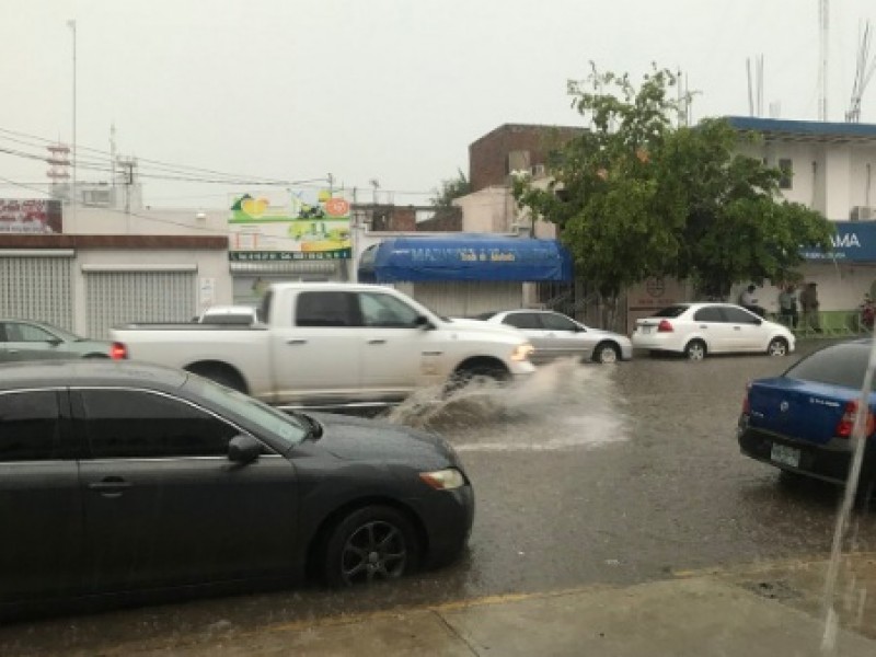 Calles anegadas por fuerte lluvia