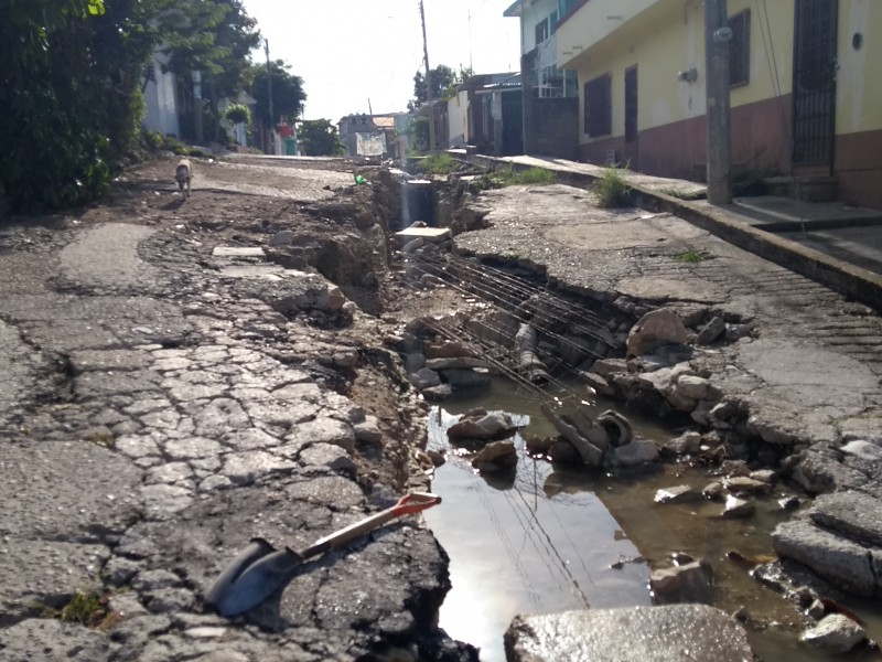 Calles convertidas en barrancos son un peligro