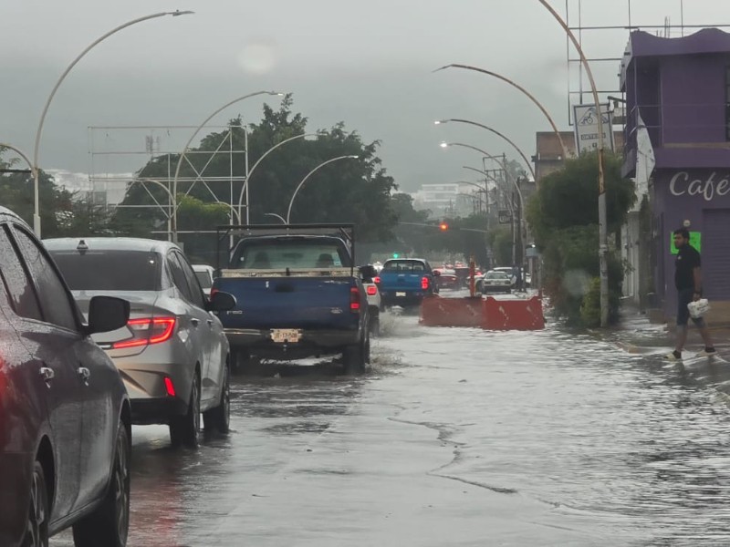 Calles dañadas y lluvias ralentizan la movilidad en Tepic