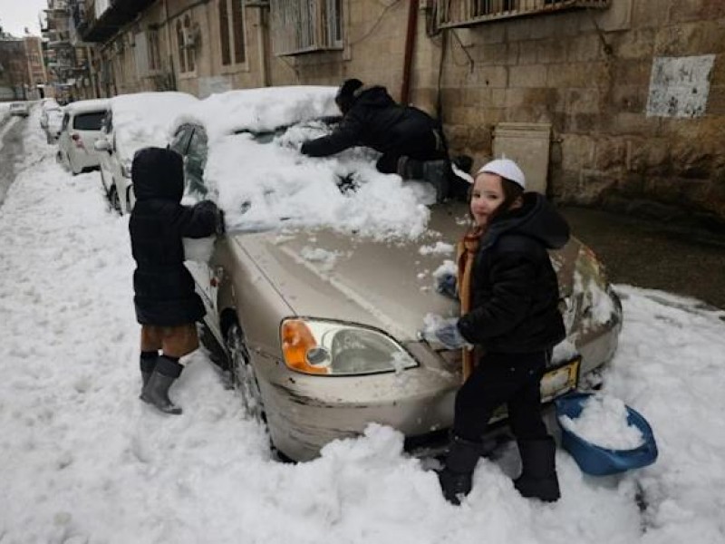 Calles de Israel se cubren de blanco por nevada