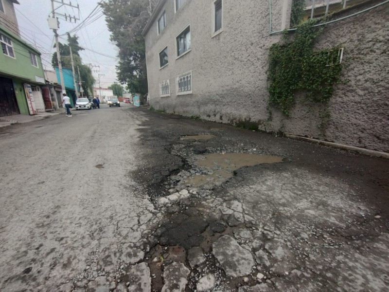 Calles de San Lorenzo Tepaltitlan dañadas Lluvias y transportes propician baches