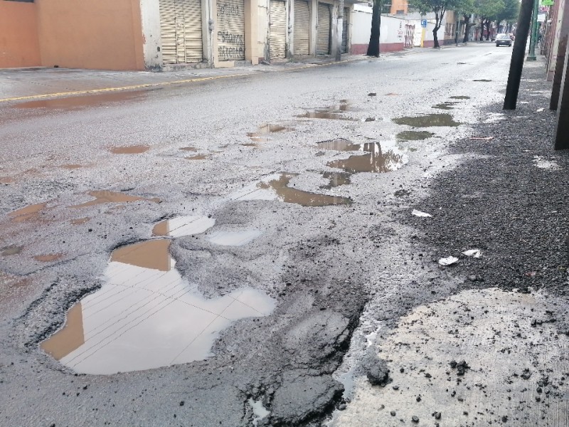 Calles de Toluca, intransitables por baches