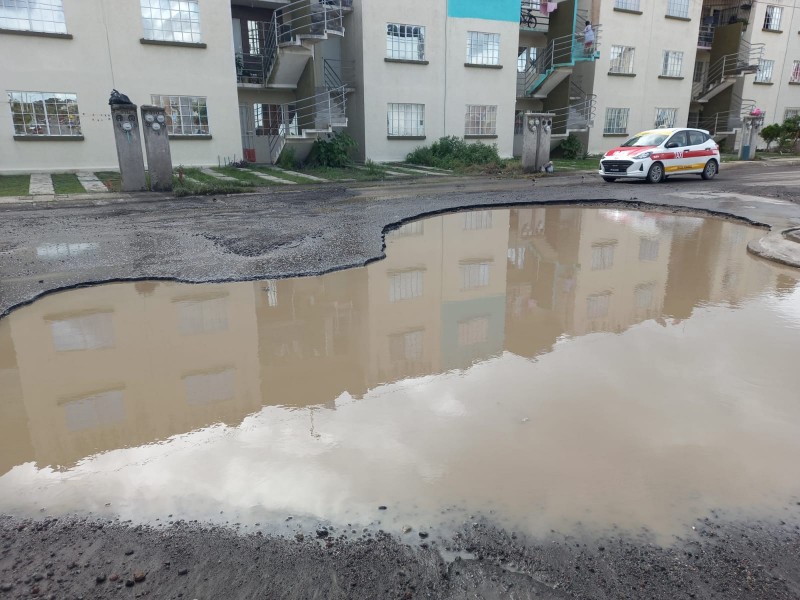 Calles destrozadas en Bosques de Río Medio