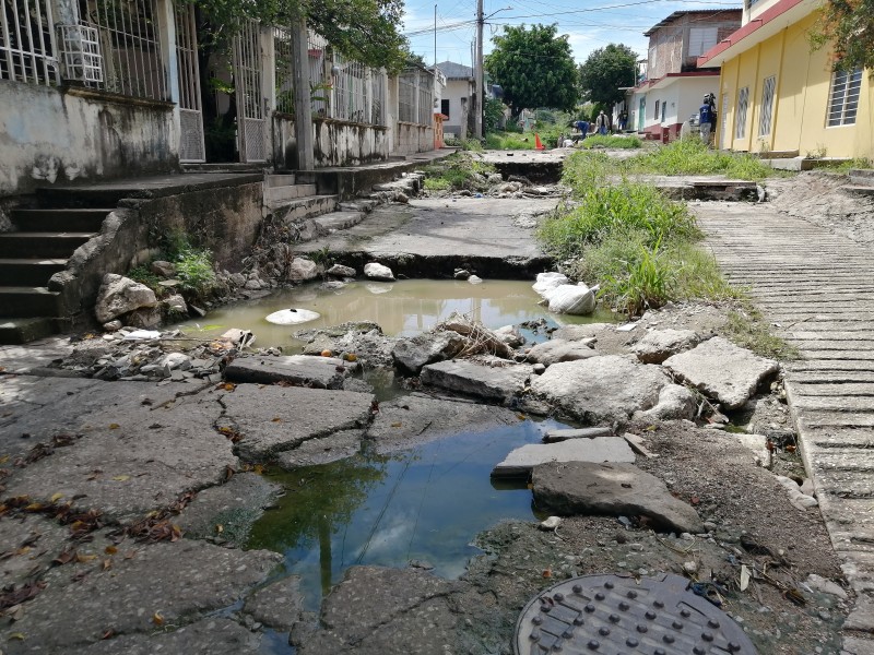 Calles destrozadas en Infonavit Solidaridad