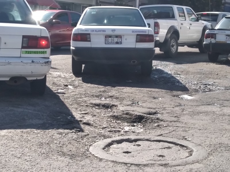 Calles en deterioro en Toluca causan afectaciones a automóviles