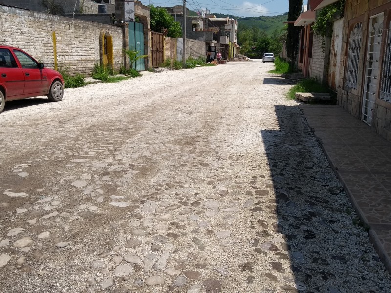 Calles en Tepic son renovadas con empedrados