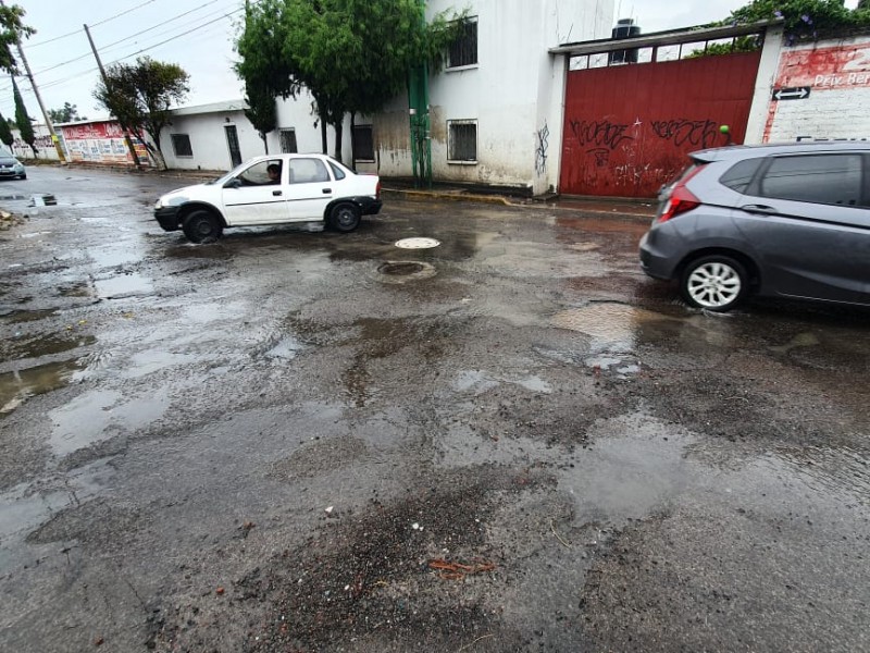 Calles encharcadas y con baches, problemática en Agua Santa