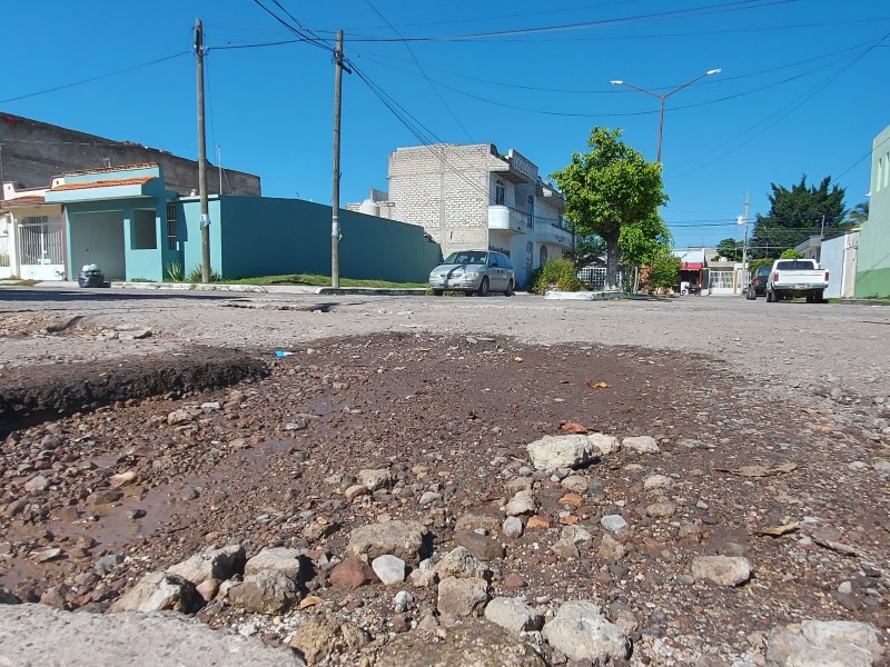 Calles olvidadas sin bachear en Fraccionamiento Valle del Country