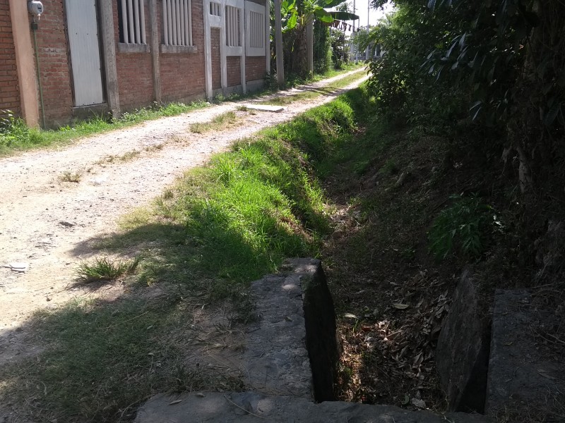 Solicitan pavimentación en calles de colonia La Calzada