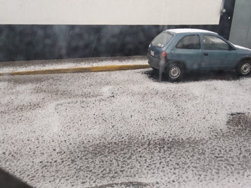 Calles poblanas se pintan de blanco tras fuerte granizada