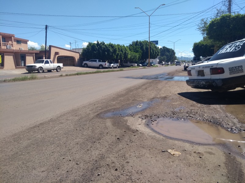 Calles recién pavimentadas en malas condiciones