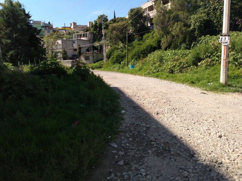 Calles sin pavimentar en colonia Tres Cruces