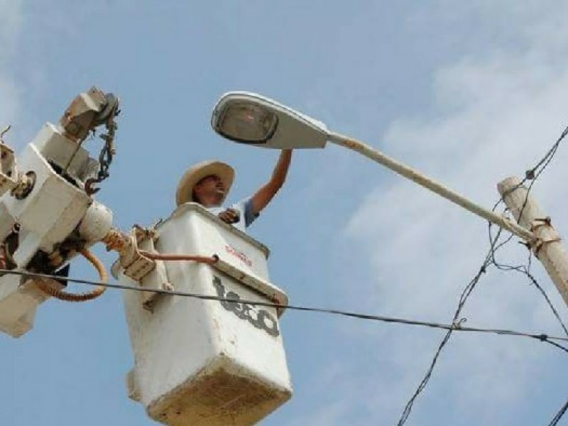 Pagan un millón por lámparas y sin luz