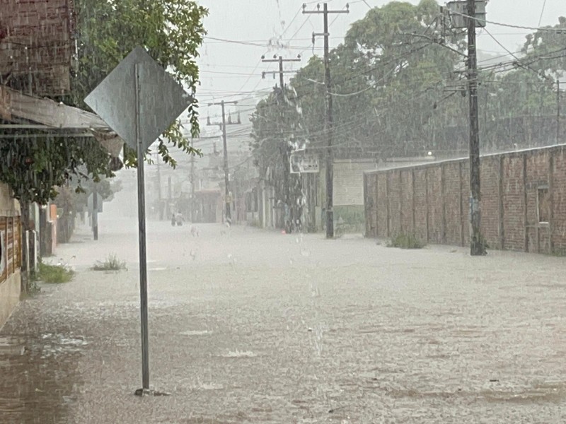 Calles y viviendas afectadas por lluvias en Tuxpan