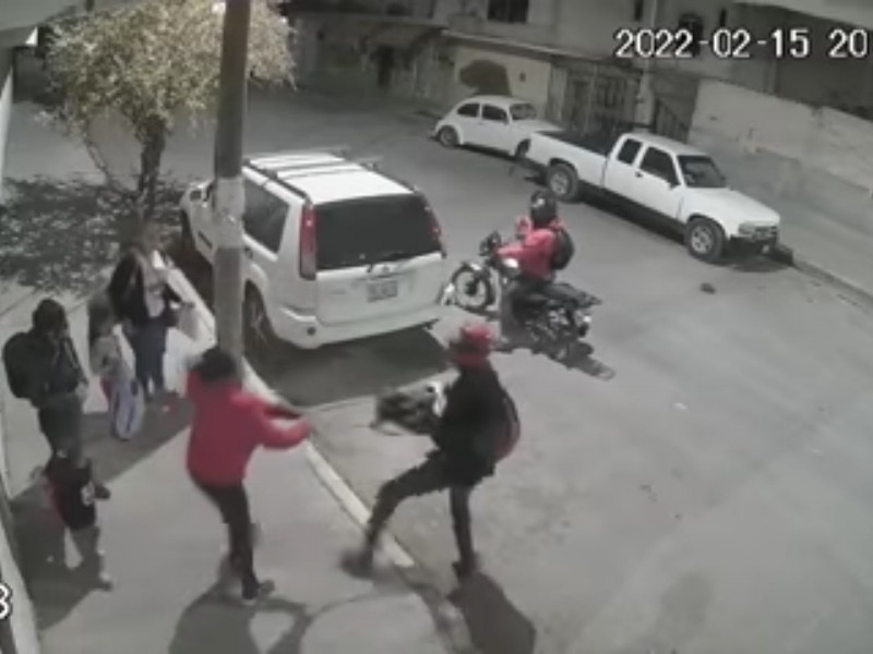 Cámara capta asalto de sujetos a un grupo de mujeres