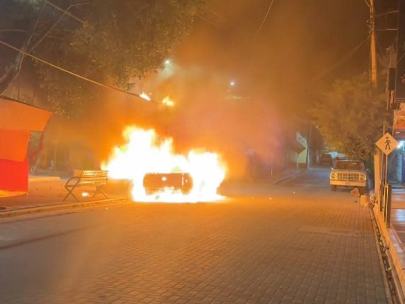 Cámaras captan presunto incendio intencional de camioneta en Coapan