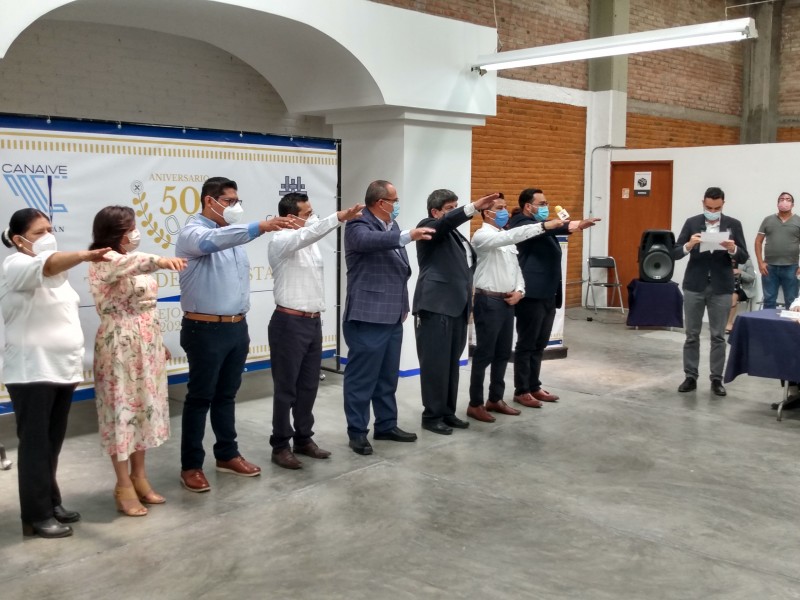 Cambian a mesa directiva de la Cámara del Vestido