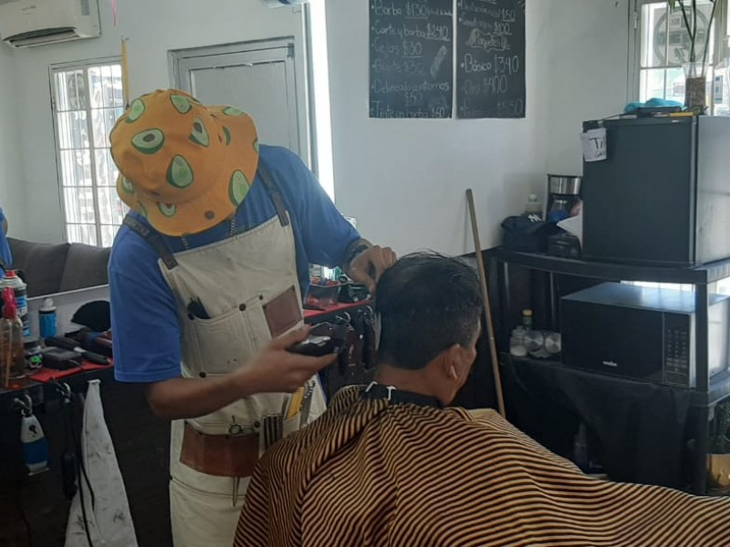 Cambian cortes de cabello por artículos de la canasta básica