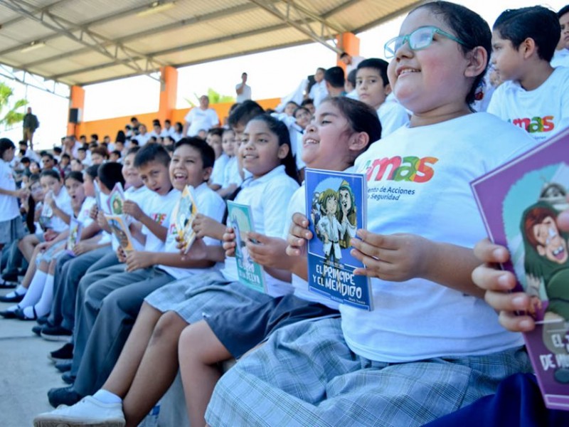 Cambian juguetes bélicos por libros en el Mayo