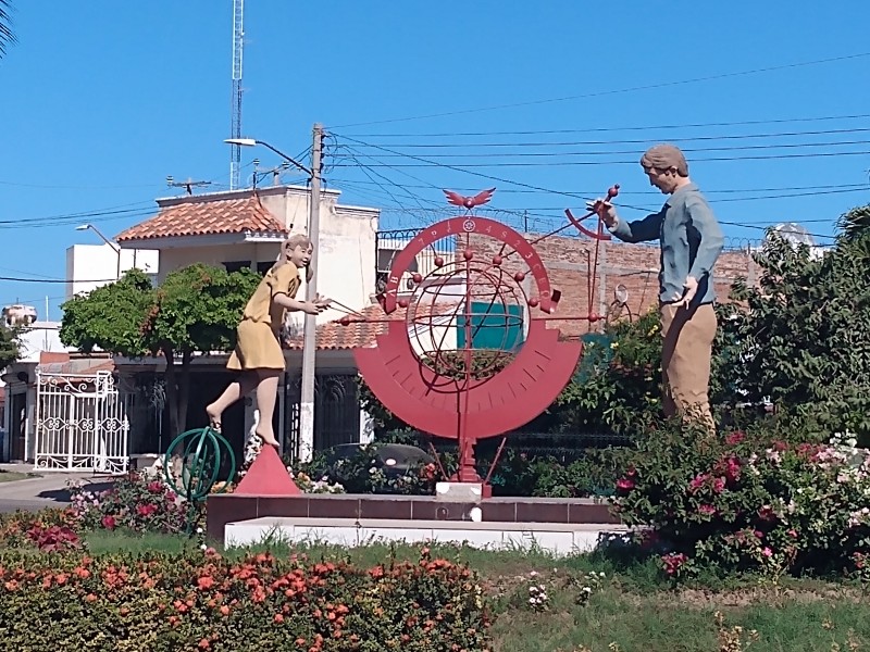 Cambiarán uniforme a niña del monumento al Maestro