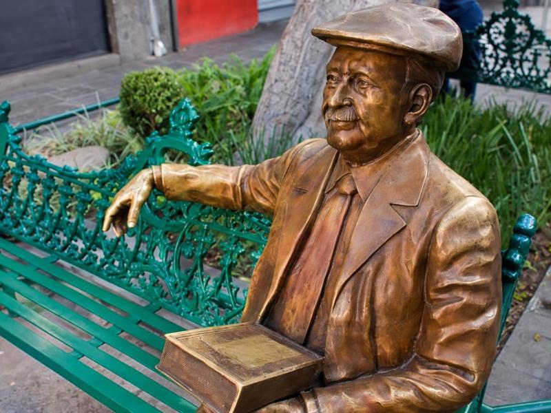 Cambiará placas de bronce por talavera tras vandalismo recurrente