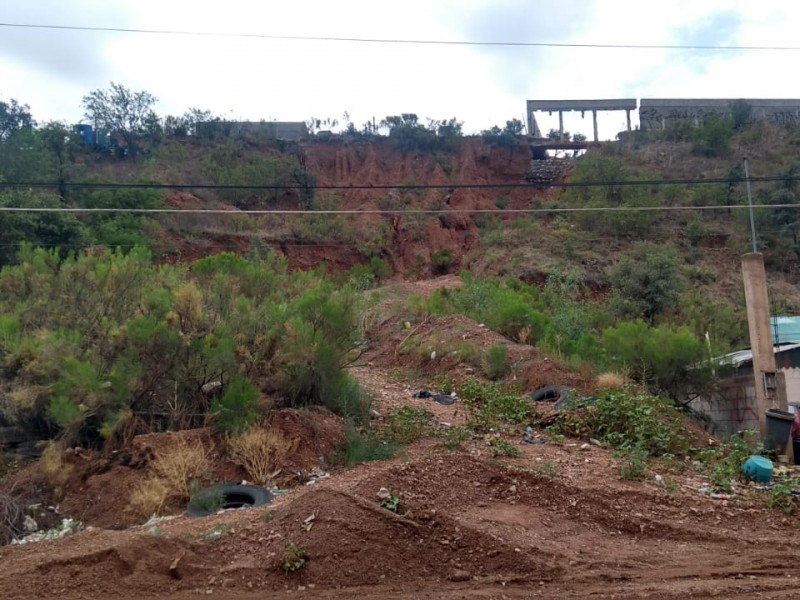 Cambio cause de arroyo provoco daños a vivienda.