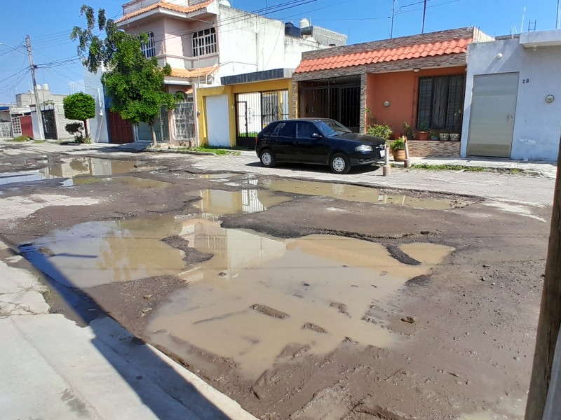 Cambio de tuberías destruyó calle Mar de Bering