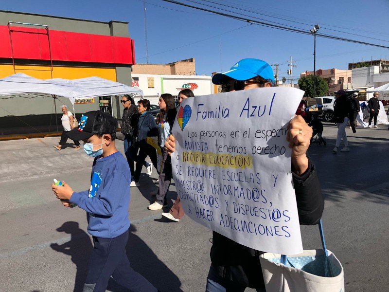 Caminata por el autismo tiñe de azul el Paseo Colón