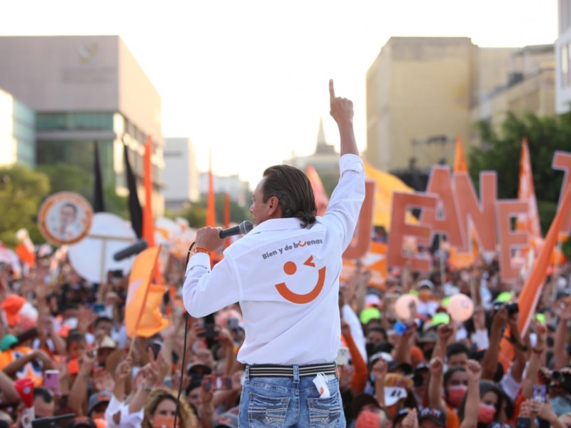 Caminata reúne a miles de simpatizantes emecistas en explanada Cabañas