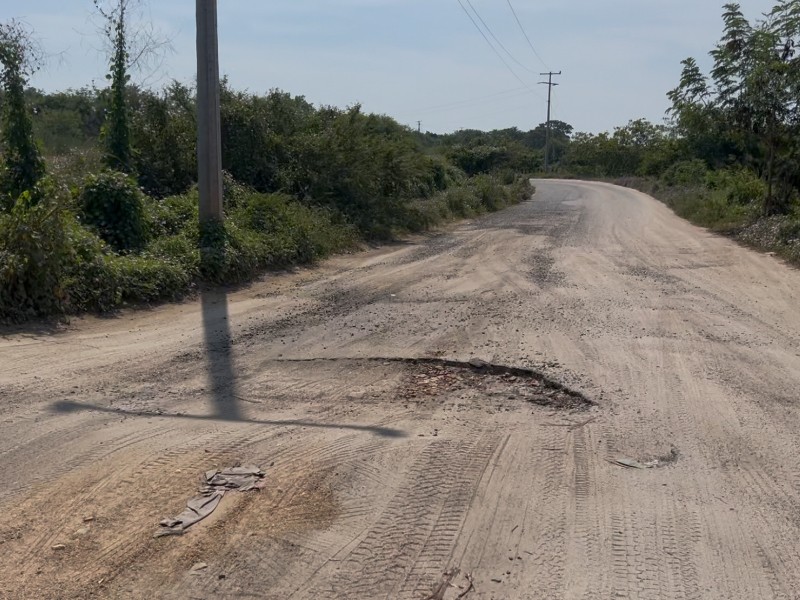Camino Barra de Potosí: con baches y puente en riesgo de colapsar
