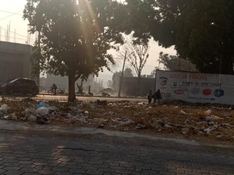 Camino Viejo día y noche entre humo por tiraderos