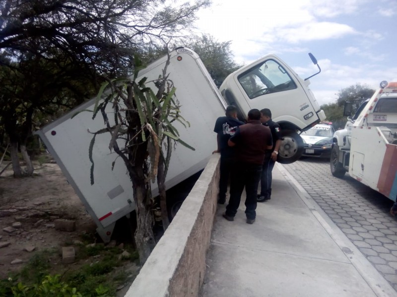 Camión atraviesa barda perimetral de fraccionamiento