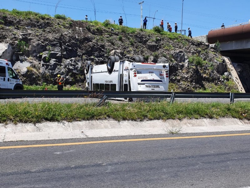 Camión cae de puente del libramiento en Pasteur