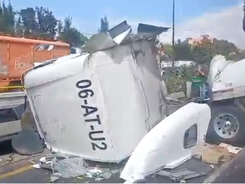 Camión cae del Circuito Exterior Mexiquense Camión cae del Circuito Exterior Mexiquense