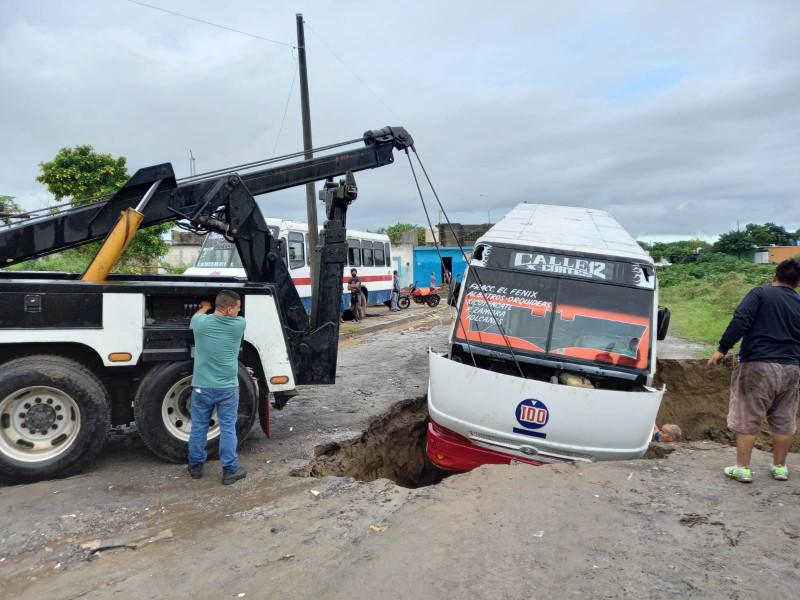 Camión cae en socavón en la colonia El Fénix